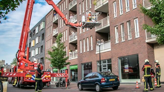 Brandweer haalt duif van balkon in Asser centrum (Video)