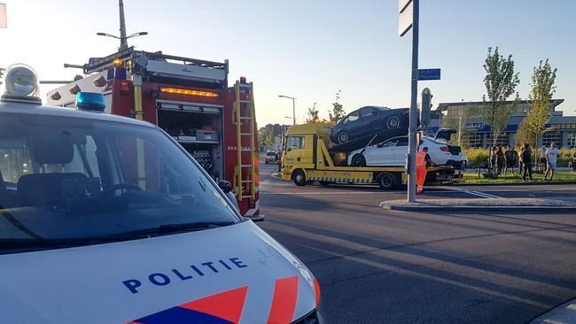 Twee autos op elkaar op Industrieweg