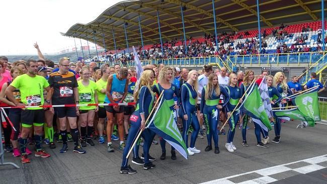 Kids en medewerkers Kids First COP groep lopen HART tijdens de TT-Run