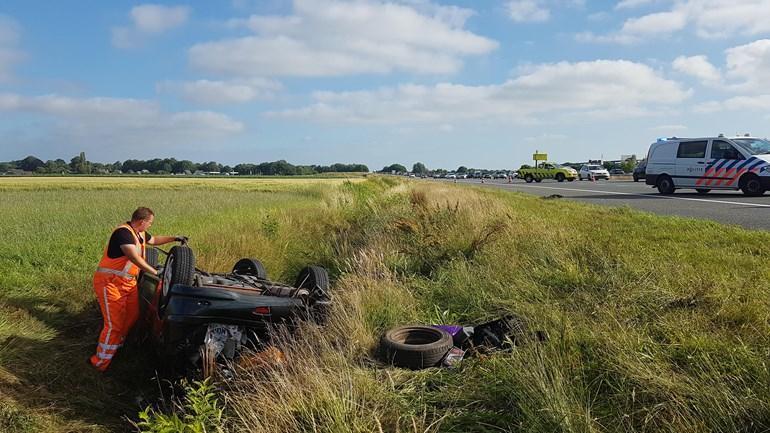 Voertuig kantelt op A28 tussen Assen en Groningen