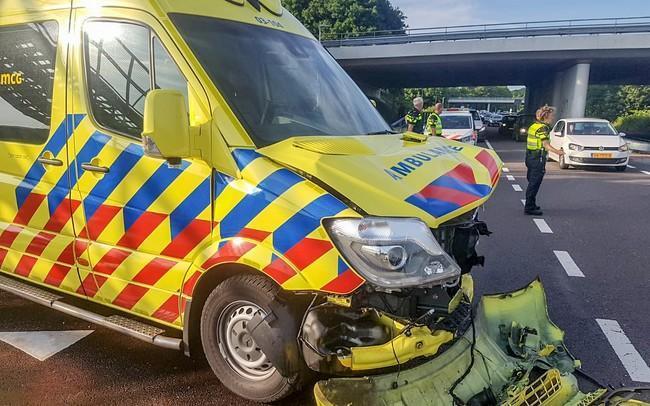 Auto botst op ambulance bij TT-Circuit