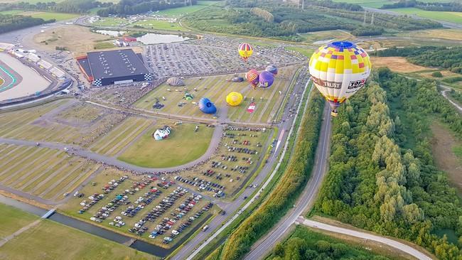 Luchtballonnen de lucht in bij TT Balloon Festival (Video)