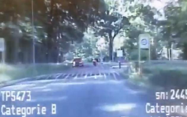 Filmpje: motorcoureur scheurt door Assen en raakt rijbewijs kwijt