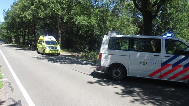 Motorrijder botst achter op auto 