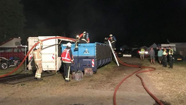 Brandweer blust containerbrand op TT-camping