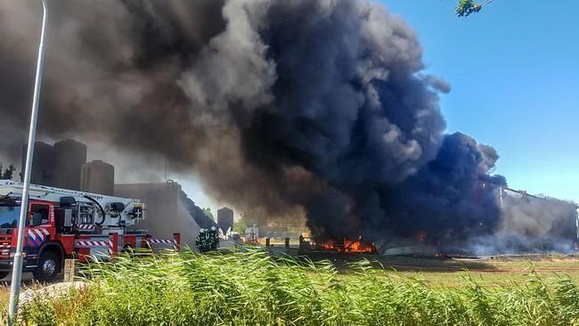 Grote uitslaande brand bij woonboerderij