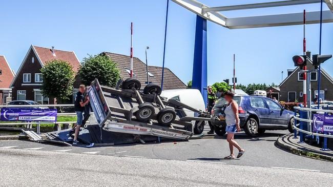 Aanhanger met inhoud kiepert op bestelbusje