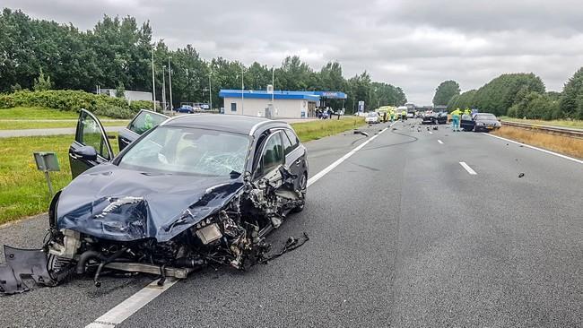 Chaos op A28: vier autos botsen op elkaar