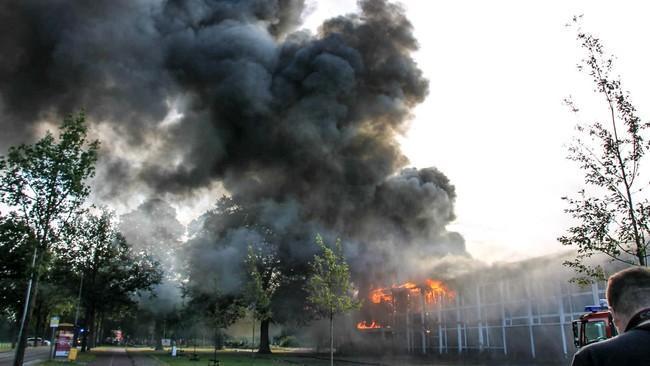 Grote uitslaande brand in bedrijfspand Roden