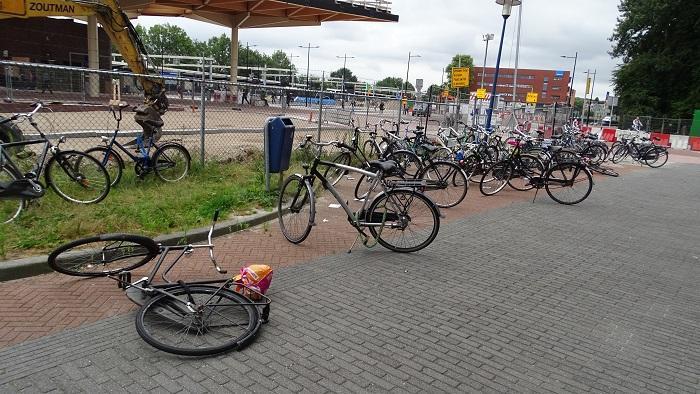 Nog geen handhaving parkeerverbod fietsen op station Assen (Video)