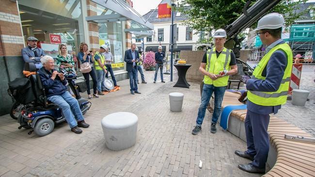 Nieuwe bankjes in Oudestraat geplaatst