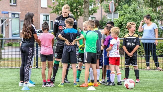 Cruyff Court geopend met aftrap door wethouder Booij