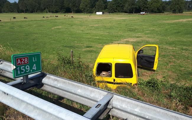 Auto van de weg op A28 bij Beilen