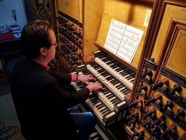 Ronald IJmker bespeelt Van Dam Orgel in de Asser Jozefkerk