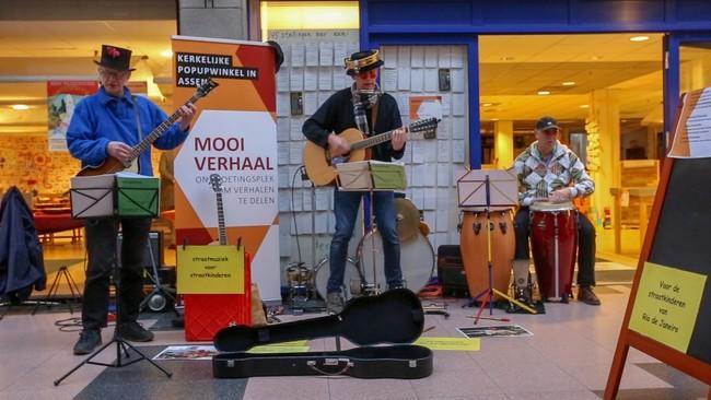 Optreden straatmuzikant Mr. Tambourine Man voor de VVV