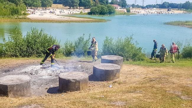 Brandweer blust met emmers water brandje bij Baggelhuizerplas