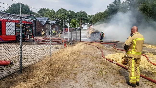 Grote strobrand bij boerderij in Eext