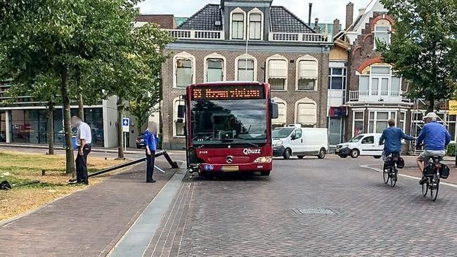 Bus rijdt lantaarnpaal omver in binnenstad