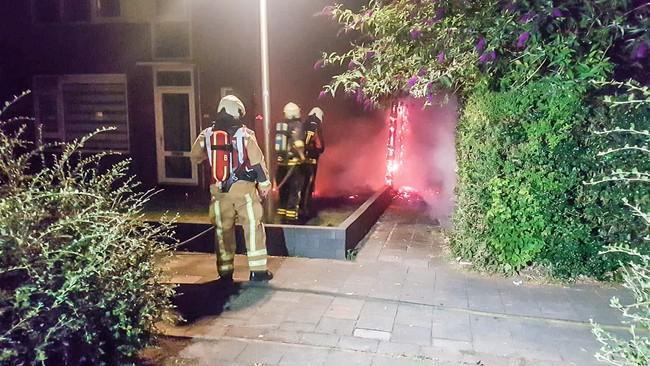 Containerbrand slaat over naar schutting en bosjes in Assen-Oost