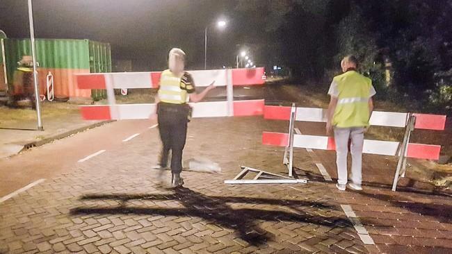 Jongeren blokkeren straten met hekwerk en buizen