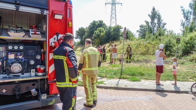 Buurtbewoners blussen natuurbrandje in Peelo