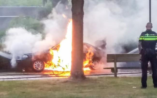 Auto gaat in vlammen op in Assen-Oost