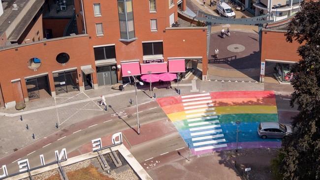 Assen heeft zijn regenboogzebrapad op Weiersstraat (Video)