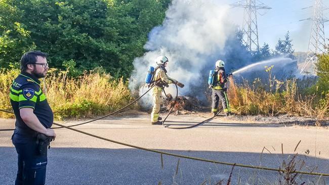 Brandweer blust natuurbrand op De Haar