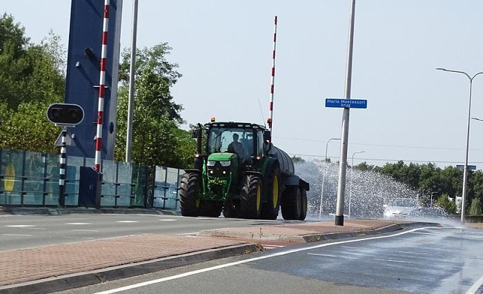 Bruggen koelen met watertanks (Video)