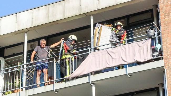 Tuinmeubilair op balkon van flat in de brand (Video)