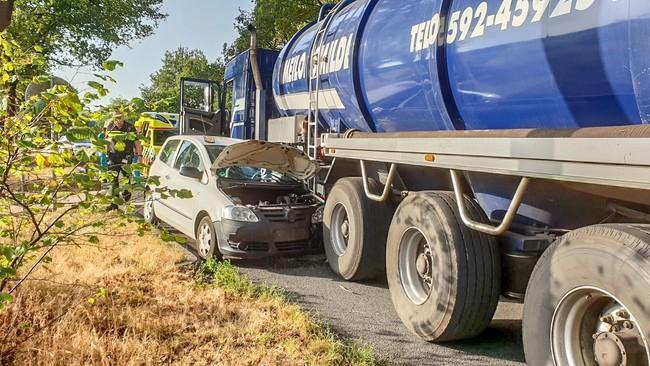 Auto en vrachtwagen botsen in Grolloo