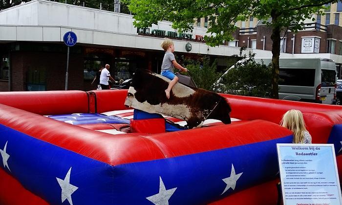 Gezellige drukte bij kinderactiviteiten in centrum van Assen