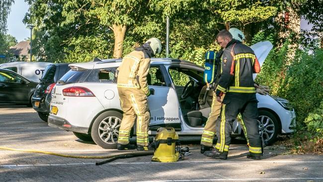 Auto zwaar beschadigd door brand in Noorderpark (Video)