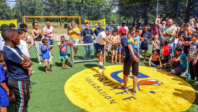 Voetballen op Cruyff Court bij AZC Assen 