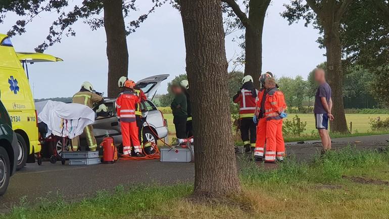 Gewonde bij botsing tegen boom in Veenhuizen