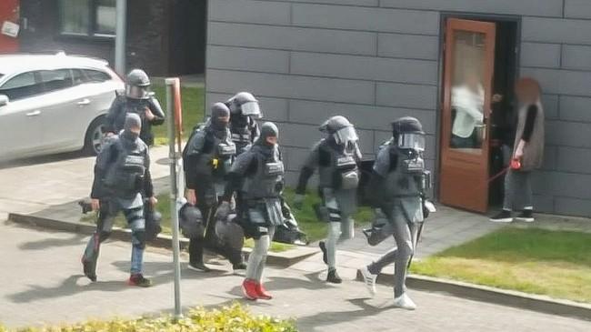 Arrestatieteam zocht verdachte zware mishandeling in Assen (Video)