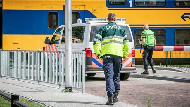 Jongen (14) zwaargewond na aanrijding bij treinstation (Update)