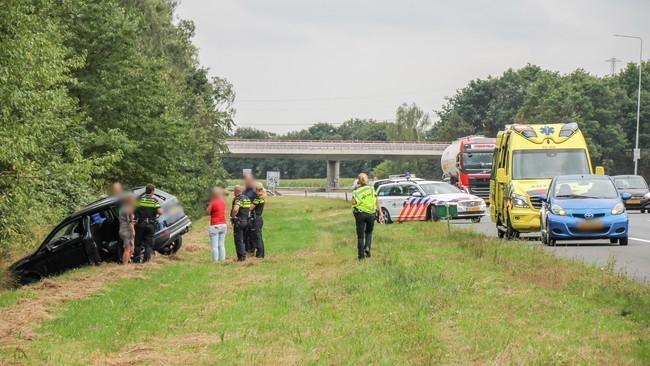 Auto in de sloot langs A28 bij Assen (video)