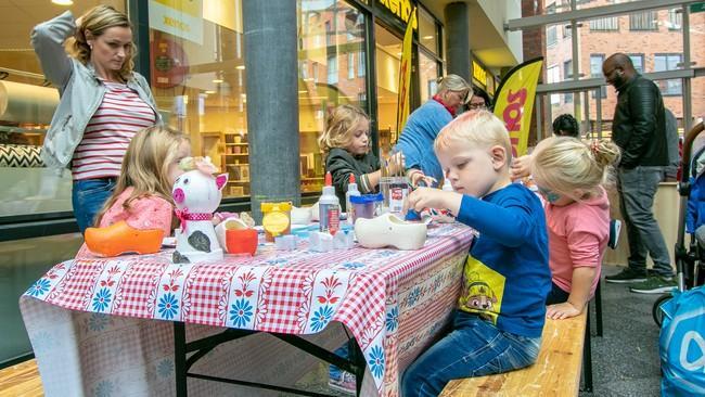 Taart en unieke Bartje tatoeages tijdens Bartje zijn verjaardag