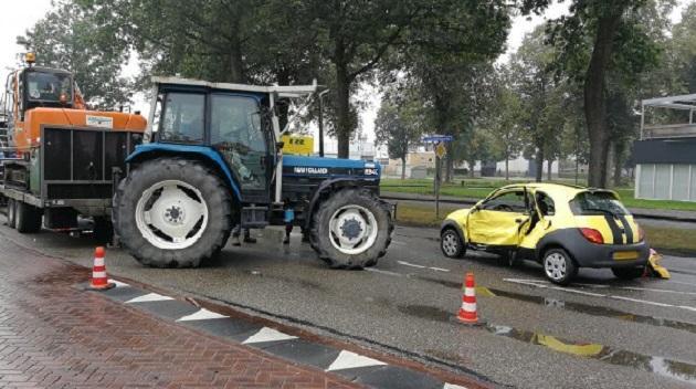 Trekker en auto hard met elkaar in botsing in Beilen (Video)