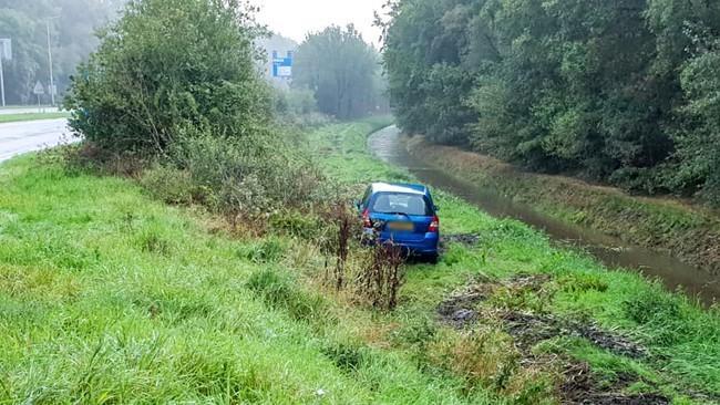 Auto uit de bocht op de Haarweg in Assen