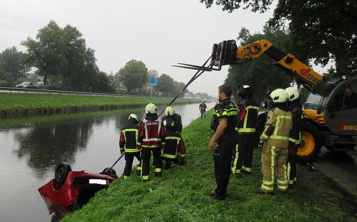 Gewonde bij auto te water in Smilde (video)