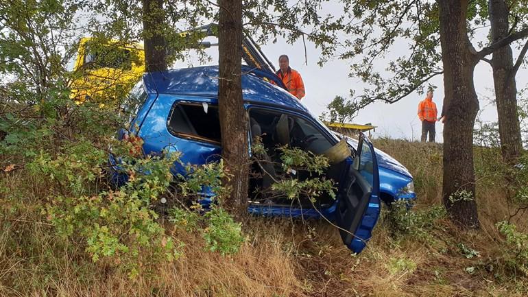 Automobilist rijdt van talud op N381 bij Beilen