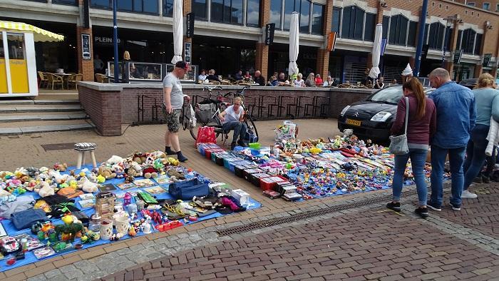 Grote opkomst bij kofferbakverkoop op Koopmansplein