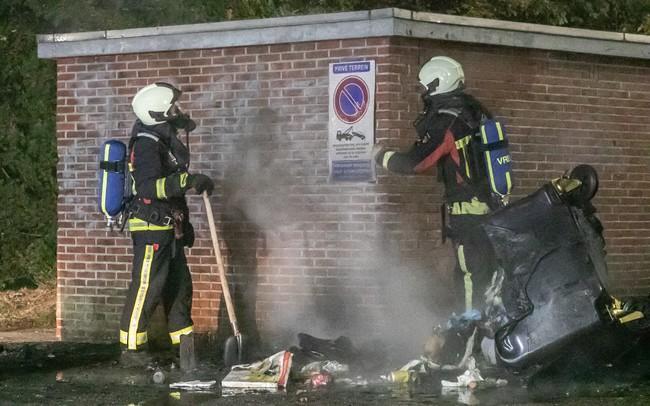 Container brandt naast auto en flat aan Nobellaan uit (Video)