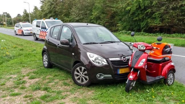 Auto botst tegen scootmobiel op Asserwijk (Video)