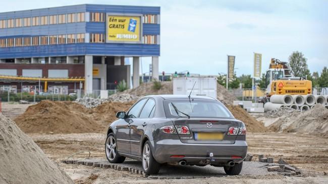 Auto foutgeparkeerd: bouwers werken er om heen (Video)