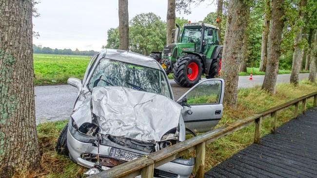 Auto botst tegen boom daarna aanrijding met trekker (video)