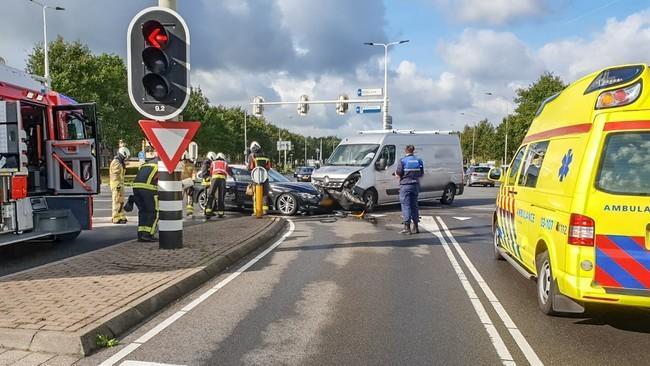 Busje en auto botsen op Europaweg in Assen