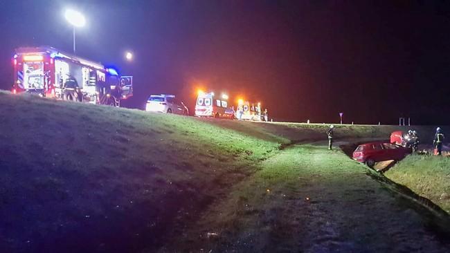 Auto rijdt van talud in Hoogersmilde